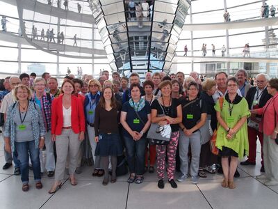 Foto: Annette Sawade, MdB und ihre Reisegruppe in der Reichstagskuppel
